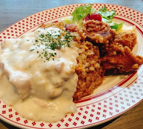 Wにんにくピラフホワイトソース＆唐揚げ３ケ